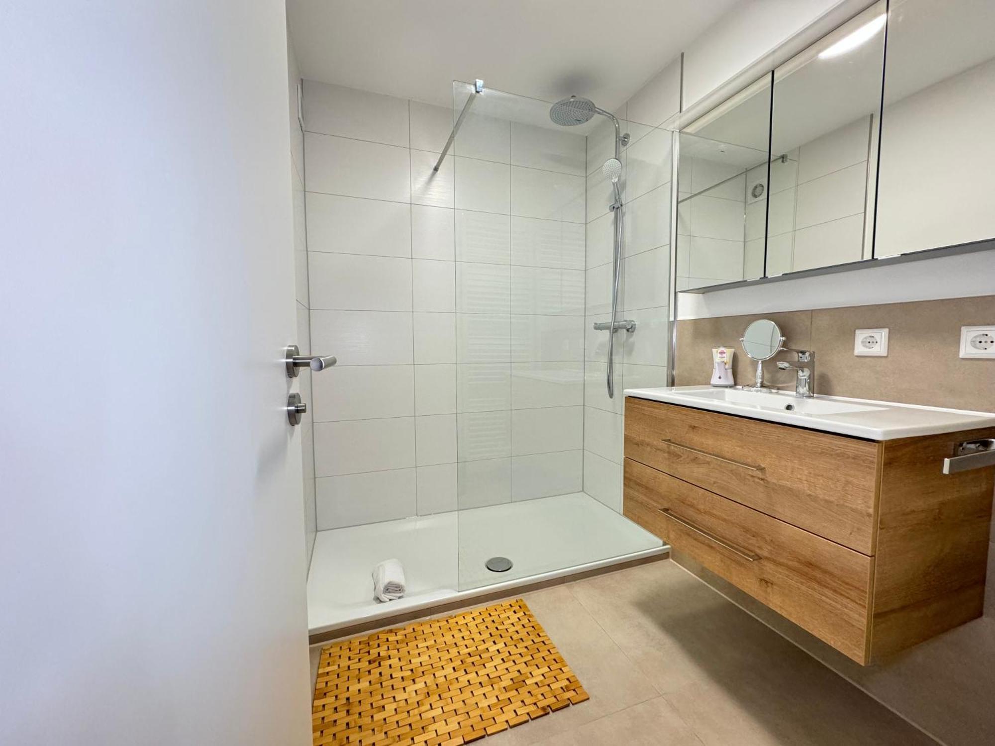 3 Zimmer Apartment, 90 Qm, Ruhig Und Zentrumsnah, Max 6 Pers, 15 Qm Balkon , Private Garage, Internet 1000 Mbit Sindelfingen Luaran gambar